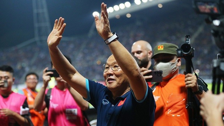 Hình ảnh đội tuyển Việt Nam nhận huy chương bạc AFF Cup 2022 và HLV Park Hang Seo vẫy tay chào