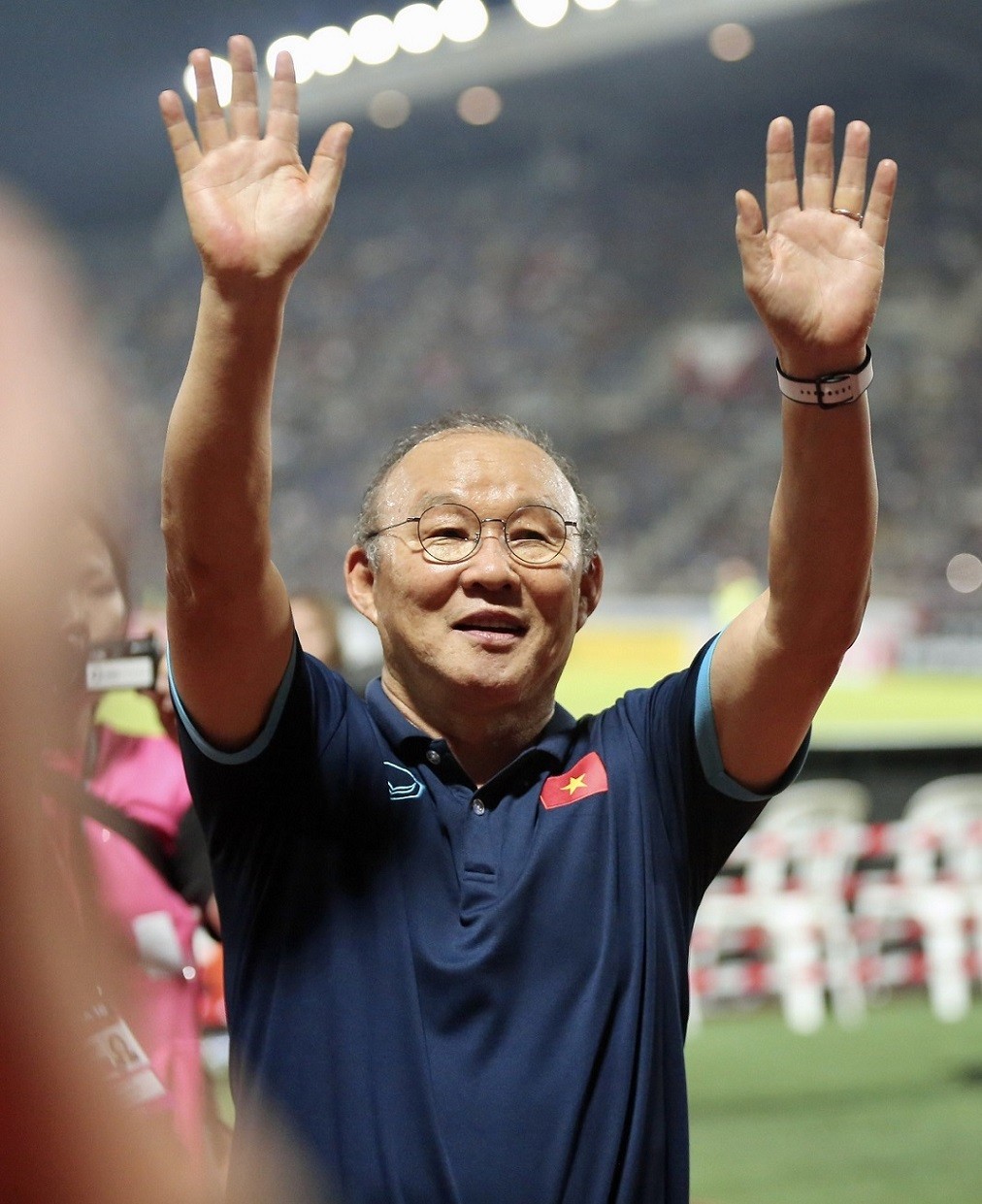Hình ảnh đội tuyển Việt Nam nhận huy chương bạc AFF Cup 2022 và HLV Park Hang Seo vẫy tay chào