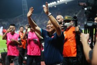 Hình ảnh đội tuyển Việt Nam nhận huy chương bạc AFF Cup 2022 và HLV Park Hang Seo vẫy tay chào