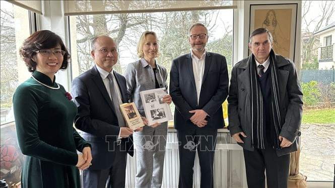 Kỷ niệm 50 năm ký kết Hiệp định Paris tại Pháp Kỷ niệm 50 năm ký kết Hiệp định Paris tại Pháp