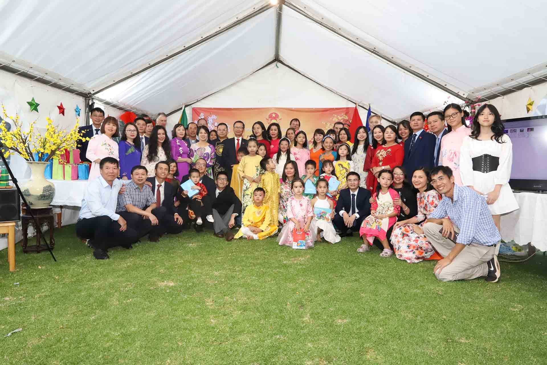 Bà con cộng đồng người Việt Nam tại Nam Phi chụp ảnh chung cùng các cán bộ Đại sứ quán và các cơ quan.