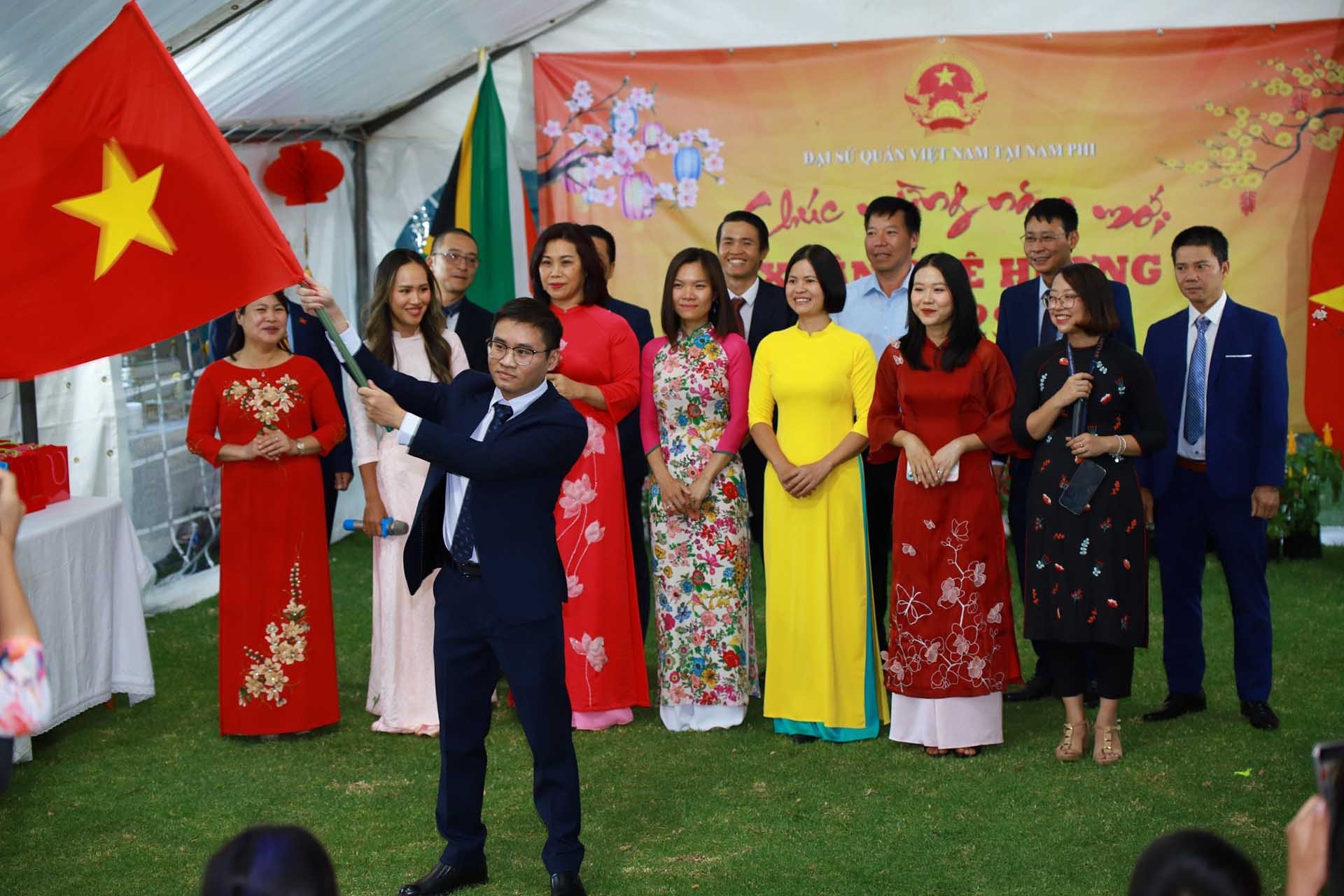 Các cán bộ Đại sứ quán biểu diễn văn nghệ