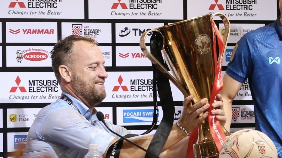 Cầu thủ đội tuyển Thái Lan mừng chức vô địch AFF Cup 2022 ngay tại buổi họp báo
