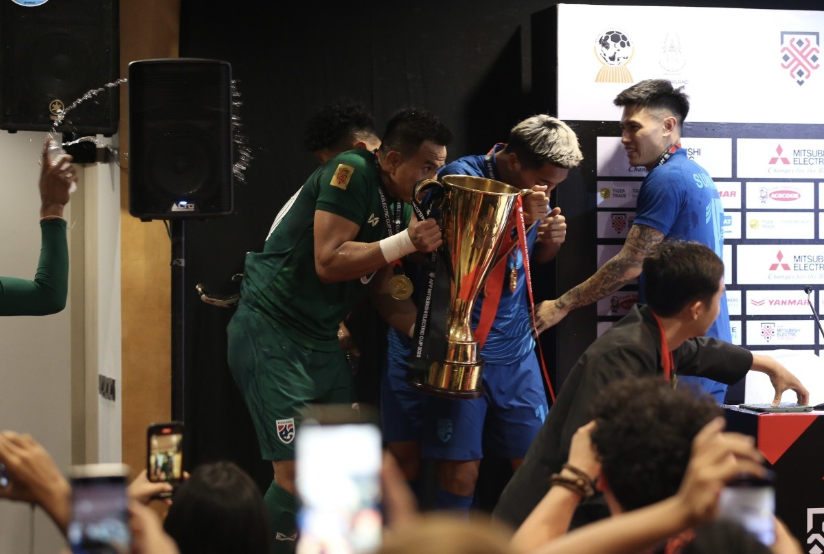 Cầu thủ Thái Lan đột nhập phòng họp báo mang theo Cup vô địch AFF Cup 2022 để chúc mừng chiến thắng trước Việt Nam. Cầu thủ Thái Lan đột nhập phòng họp báo mang theo Cup vô địch AFF Cup 2022 để chúc mừng chiến thắng trước Việt Nam.