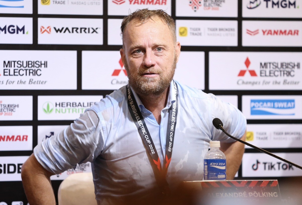 Tình huống các cầu thủ đội tuyển Thái Lan mừng chức vô địch AFF Cup 2022 tại buổi họp báo Tình huống các cầu thủ đội tuyển Thái Lan mừng chức vô địch AFF Cup 2022 tại buổi họp báo