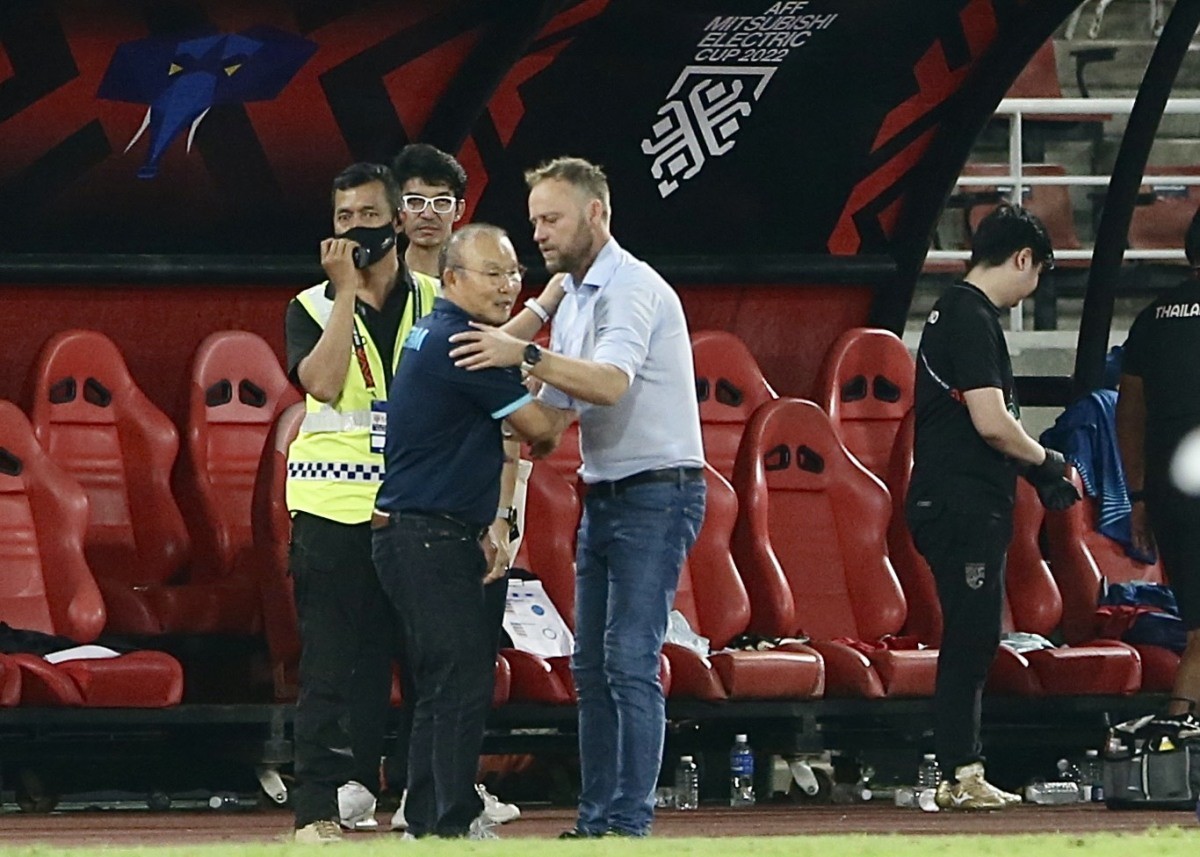 Tình huống các cầu thủ đội tuyển Thái Lan mừng chức vô địch AFF Cup 2022 tại buổi họp báo Tình huống các cầu thủ đội tuyển Thái Lan mừng chức vô địch AFF Cup 2022 tại buổi họp báo