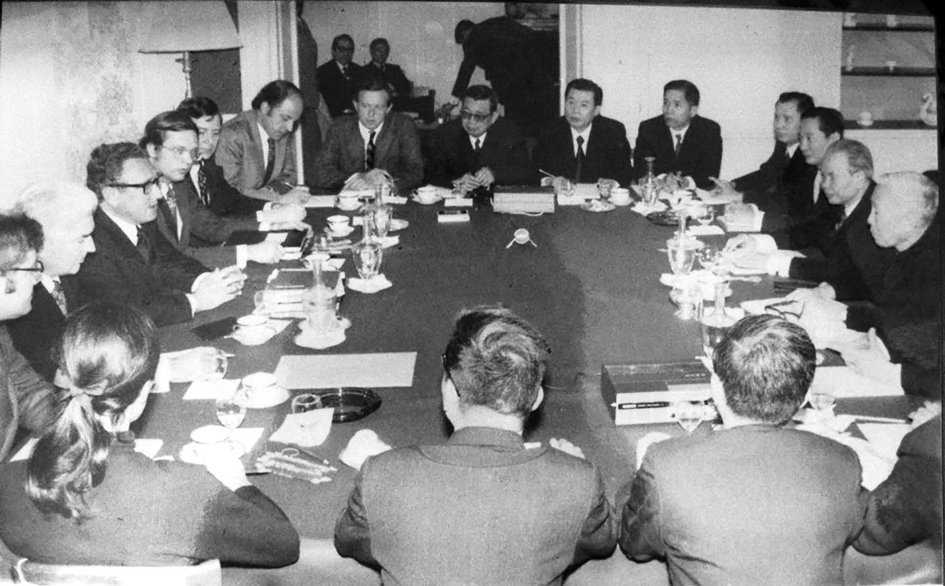 Ông Lưu Văn Lợi trong một phiên đàm phán hòa bình tại Paris (hàng trong cùng, người đeo kính ngồi thứ hai từ trái sang). Ông Lưu Văn Lợi trong một phiên đàm phán hòa bình tại Paris (hàng trong cùng, người đeo kính ngồi thứ hai từ trái sang).