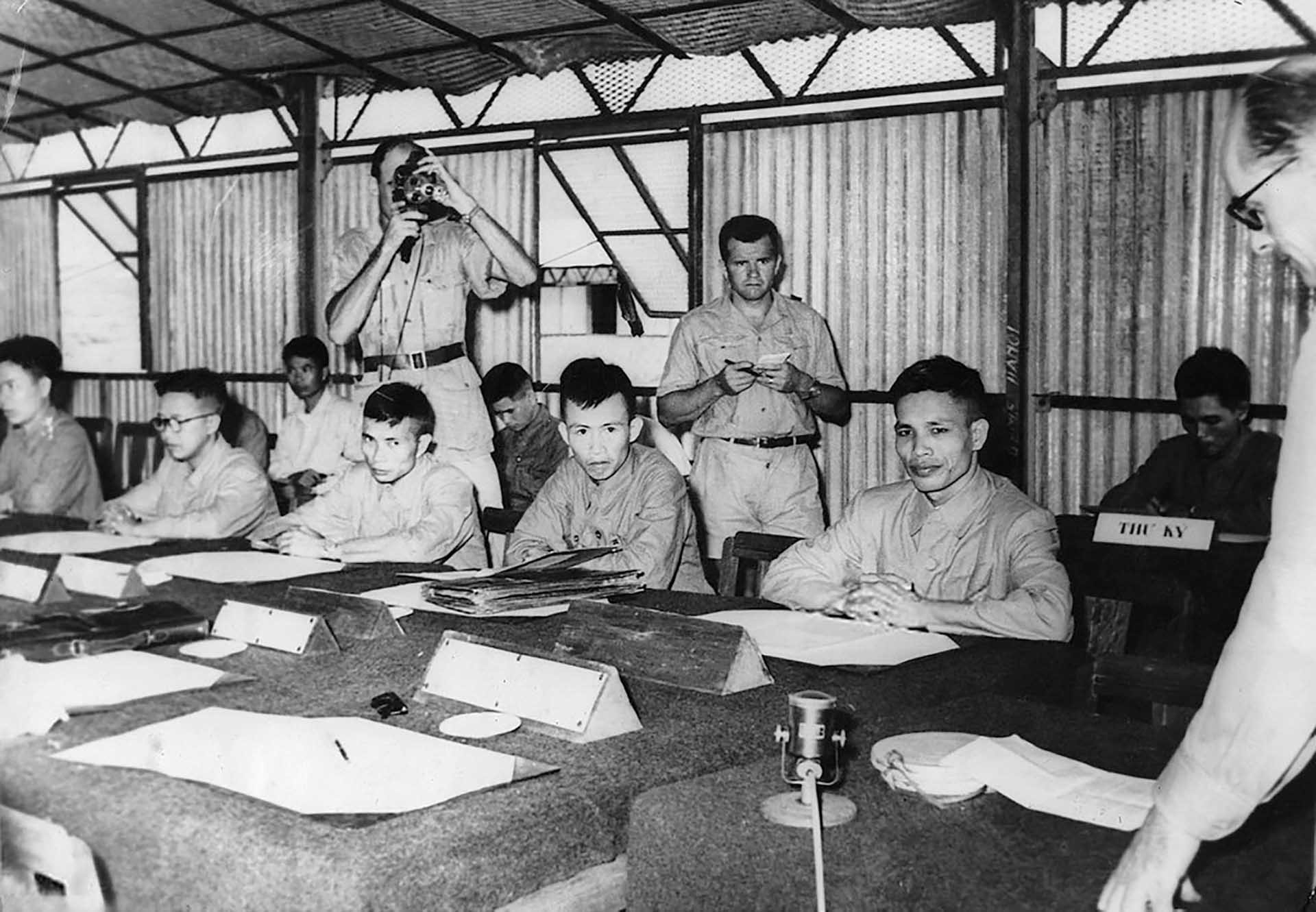 Ông Lưu Văn Lợi (đeo kính) tại Hội nghị Trung Giã năm 1954. Ông Lưu Văn Lợi (đeo kính) tại Hội nghị Trung Giã năm 1954.