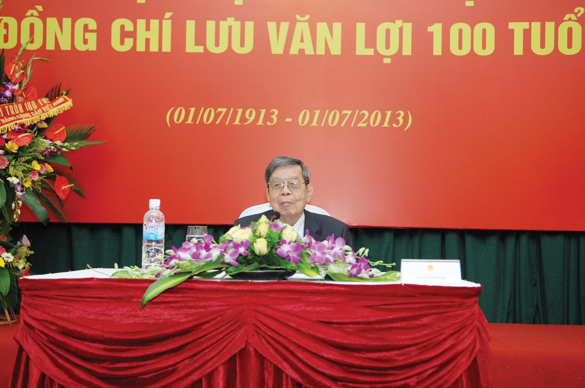 Ông Lưu Văn Lợi trong lễ mừng thọ 100 tuổi năm 2013. Ông Lưu Văn Lợi trong lễ mừng thọ 100 tuổi năm 2013.