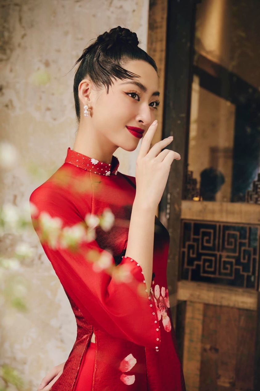 Lương Thùy Linh nổi bật, rạng rỡ ngày đầu năm