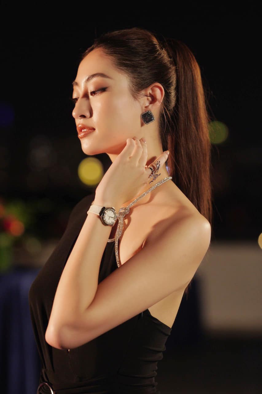 Lương Thùy Linh nổi bật, rạng rỡ ngày đầu năm