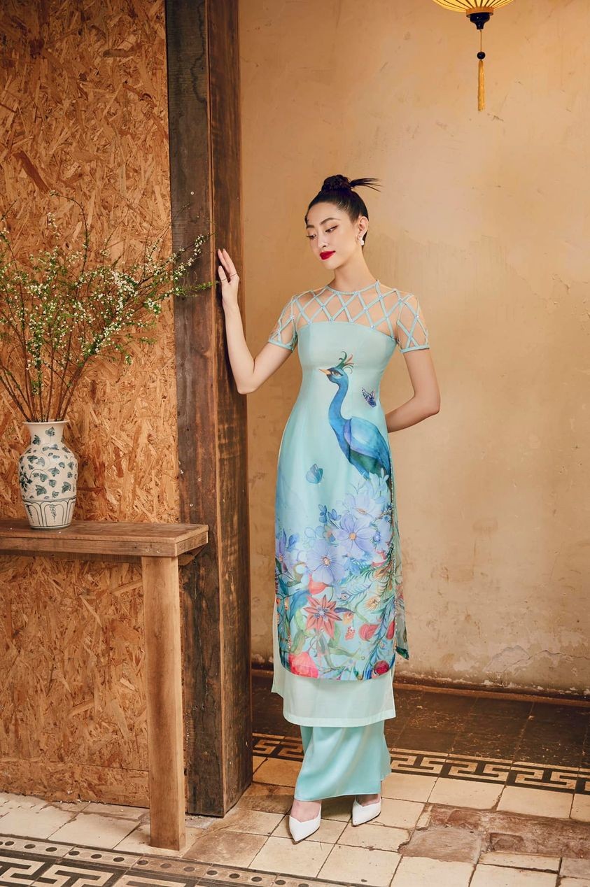 Lương Thùy Linh nổi bật, rạng rỡ ngày đầu năm