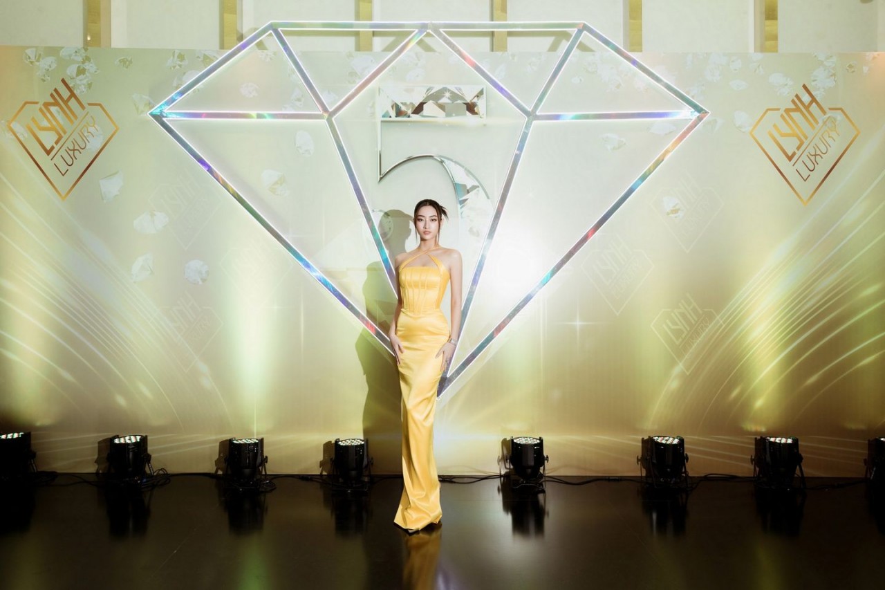 Lương Thùy Linh nổi bật với sắc vàng