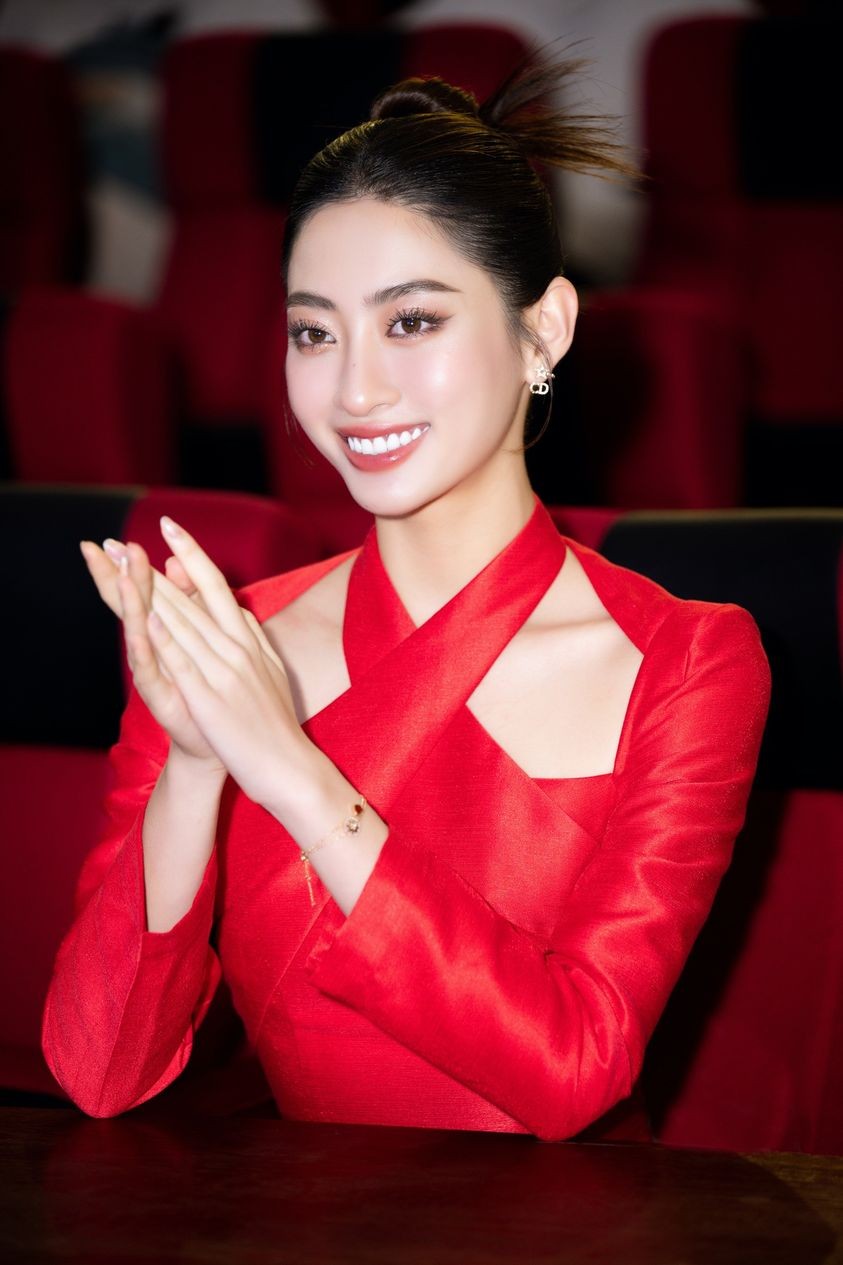 Lương Thùy Linh nổi bật với sắc vàng