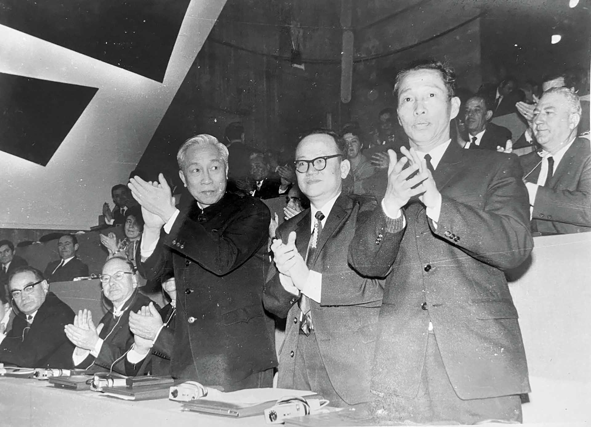 Ông Nguyễn Đình Phương phiên dịch cho ông Lê Đức Thọ tại Hội nghị Paris. Ông Nguyễn Đình Phương phiên dịch cho ông Lê Đức Thọ tại Hội nghị Paris.