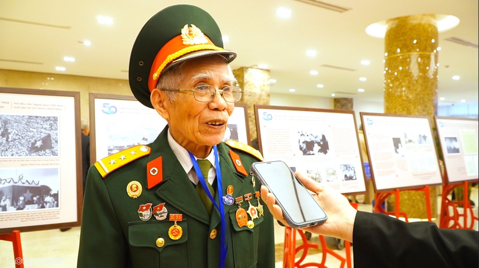 Những nhân chứng lịch sử bồi hồi nhớ lại quãng đường ký và thực thi Hiệp định Paris. (Ảnh: Nguyễn Việt)