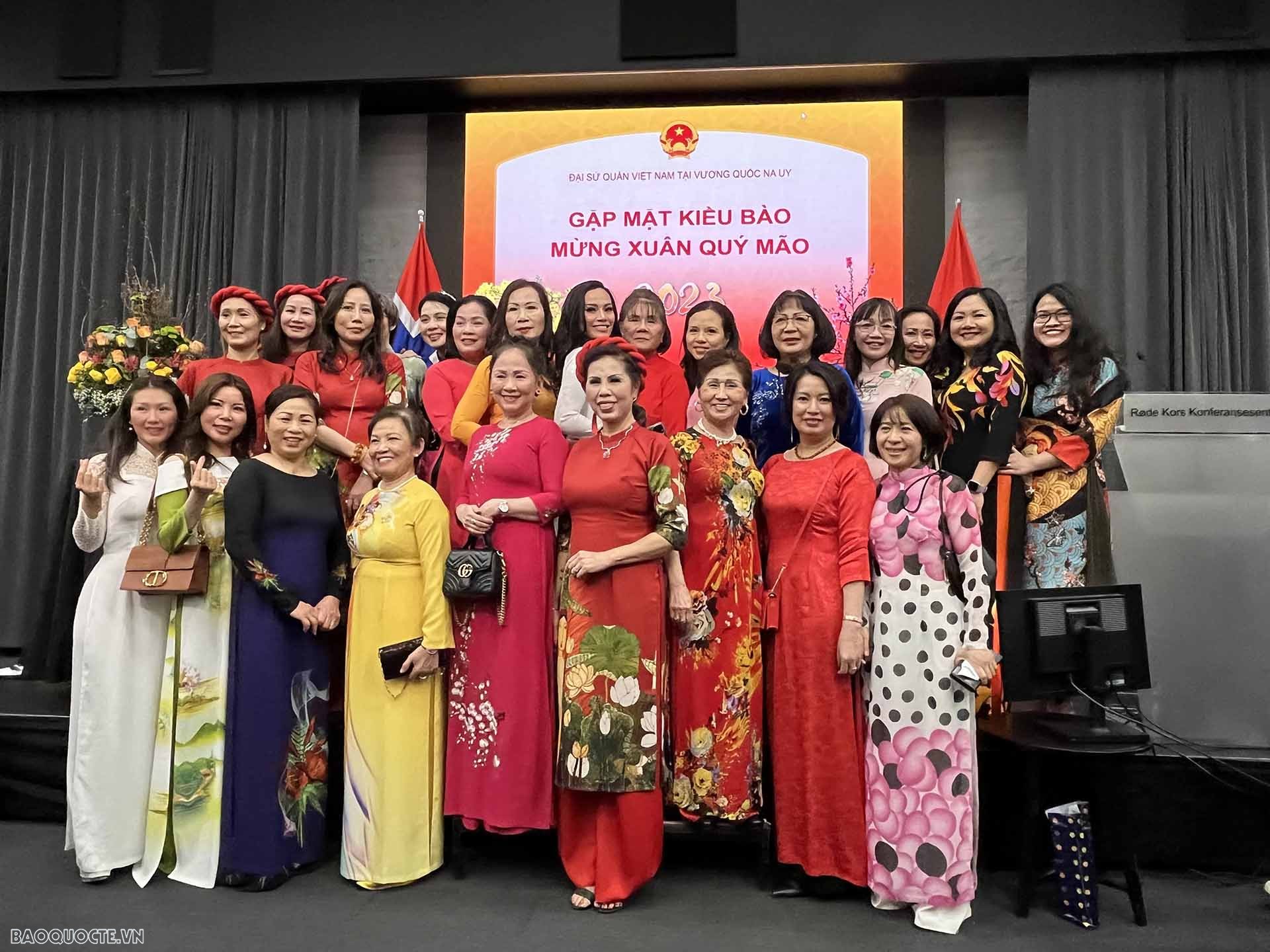 Bà con kiều bào chụp anh kỷ niệm. Bà con kiều bào chụp anh kỷ niệm.