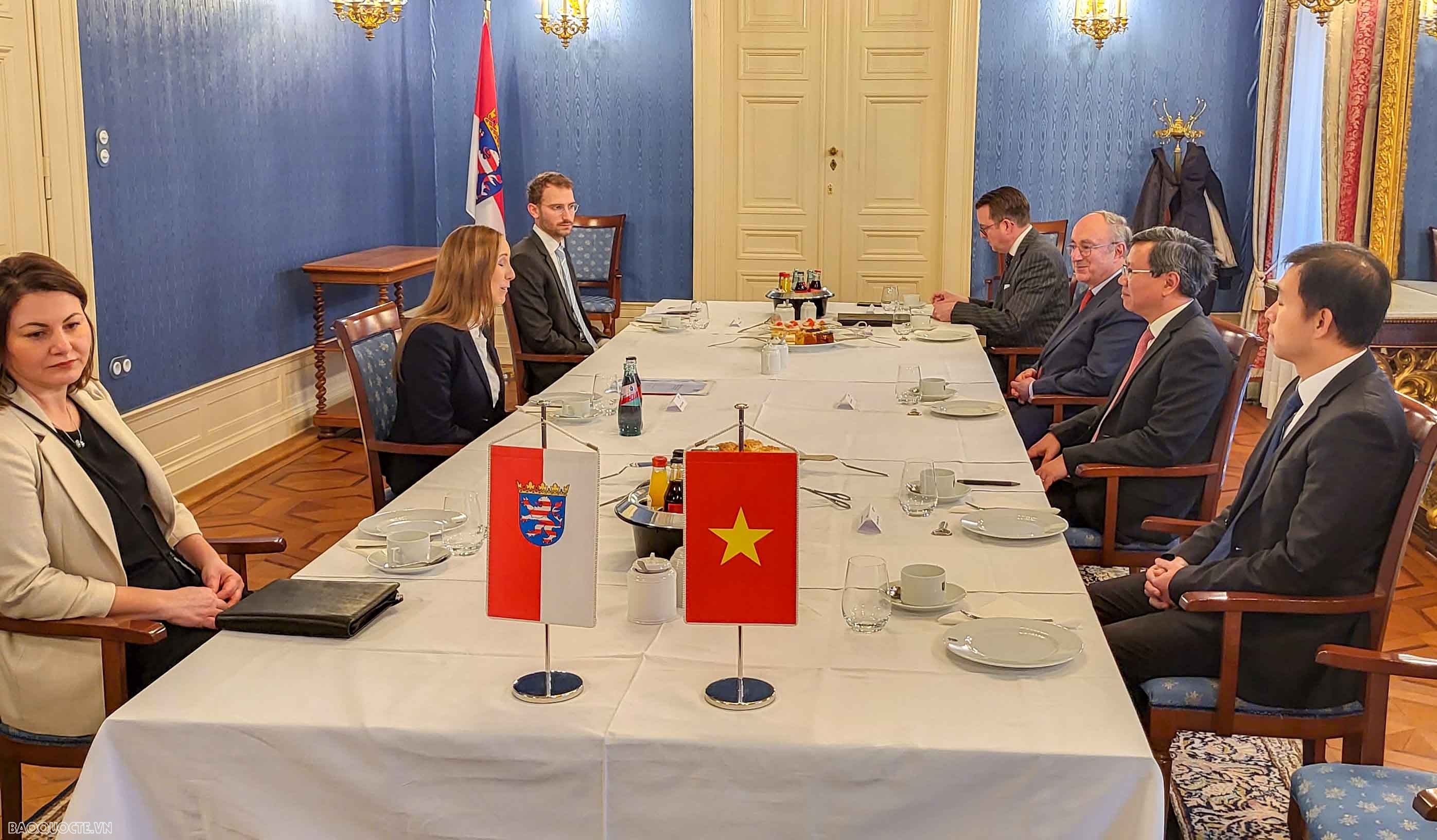 Tổng lãnh sự Lê Quang Long và bà Astrid Wallmann.