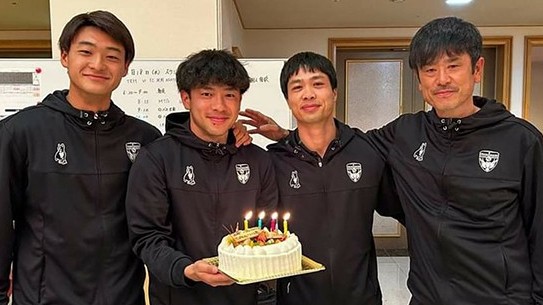 Công Phượng tích cực tập luyện và đón sinh nhật sớm tại CLB Yokohama