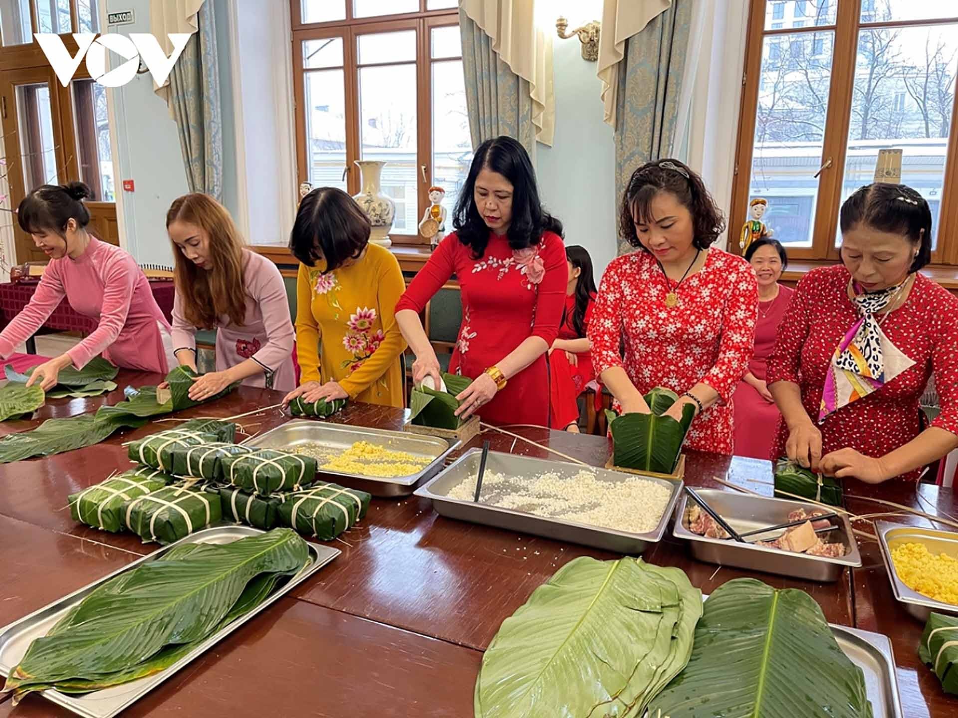 Ai cũng chăm chút cho từng chiếc bánh vuông đẹp. (Nguồn: vov.vn)