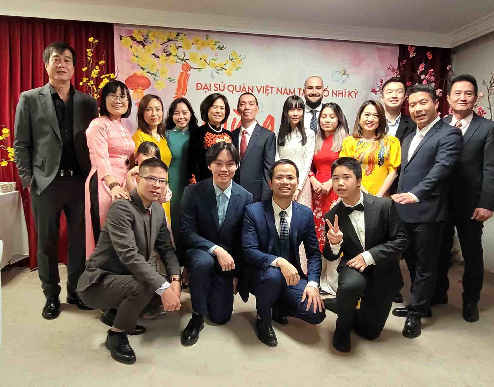 Cán bộ, nhân viên và thành viên gia đình Đại sứ quán chụp ảnh lưu niệm. Cán bộ, nhân viên và thành viên gia đình Đại sứ quán chụp ảnh lưu niệm.