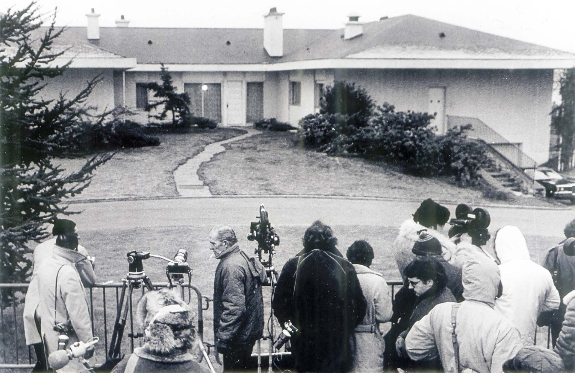 Phóng viên, nhà báo tìm mọi cách “săn lùng” thông tin và quan điểm các bên, về tiến triển Hội nghị, nhất là từ khi có gặp gỡ tay đôi bí mật giữa hai ông Lê Đức Thọ và Henry Kissinger.