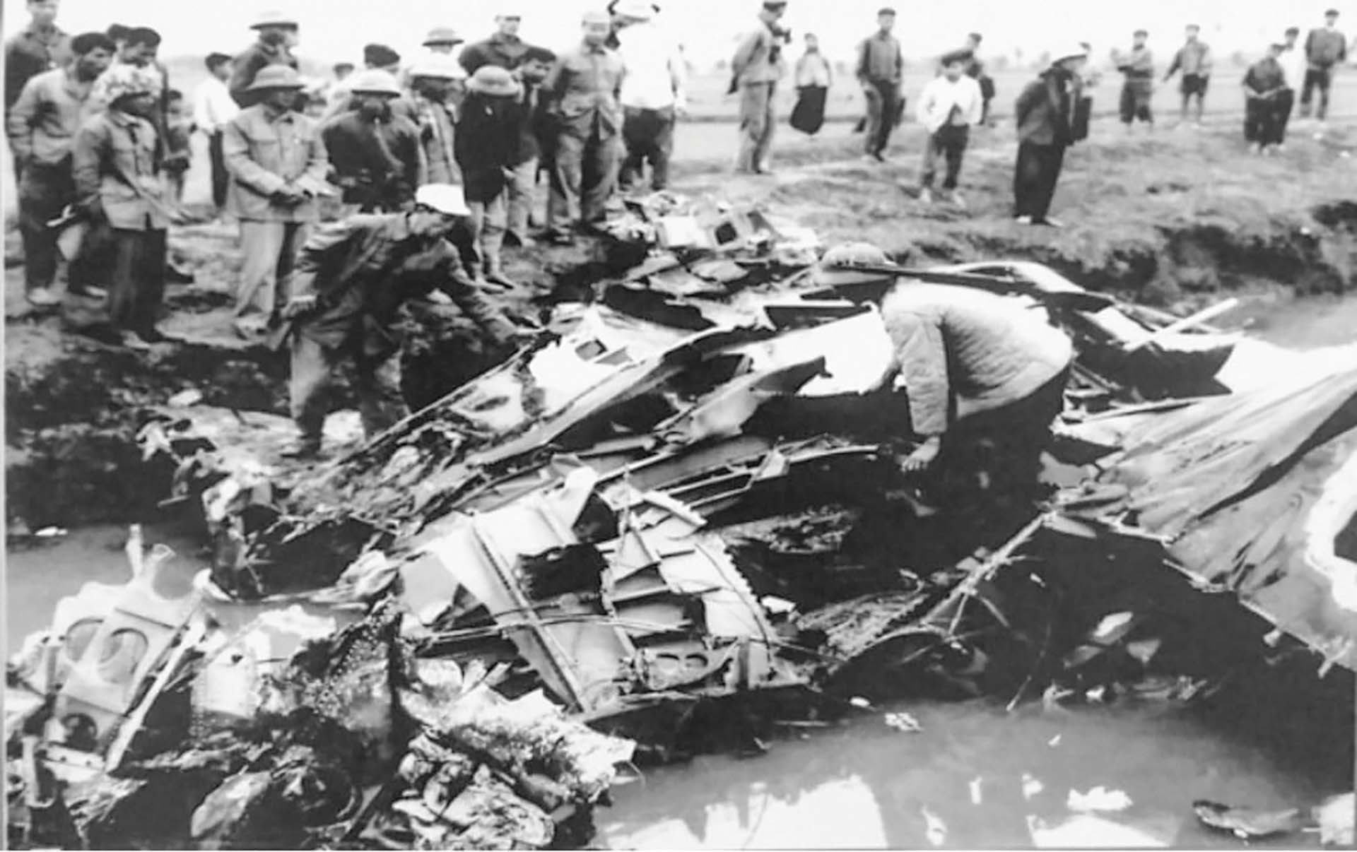 Chiếc B52 đầu tiên của Mỹ bị bắn rơi ở Phủ Lỗ, Đông Anh, Hà Nội, tối 18/12/1972.