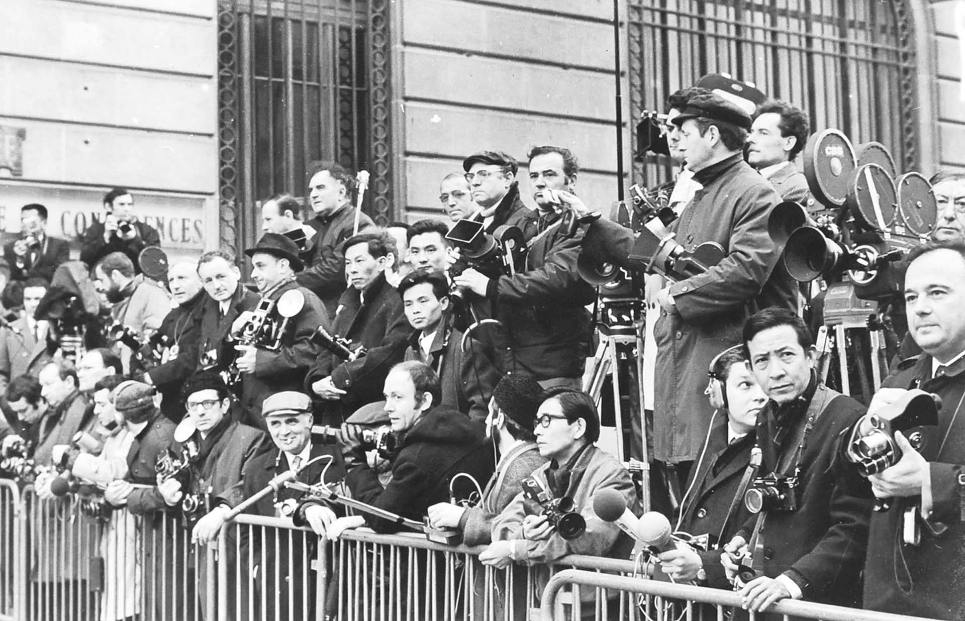 Các phóng viên báo chí dự đưa tin Hội nghị Paris.