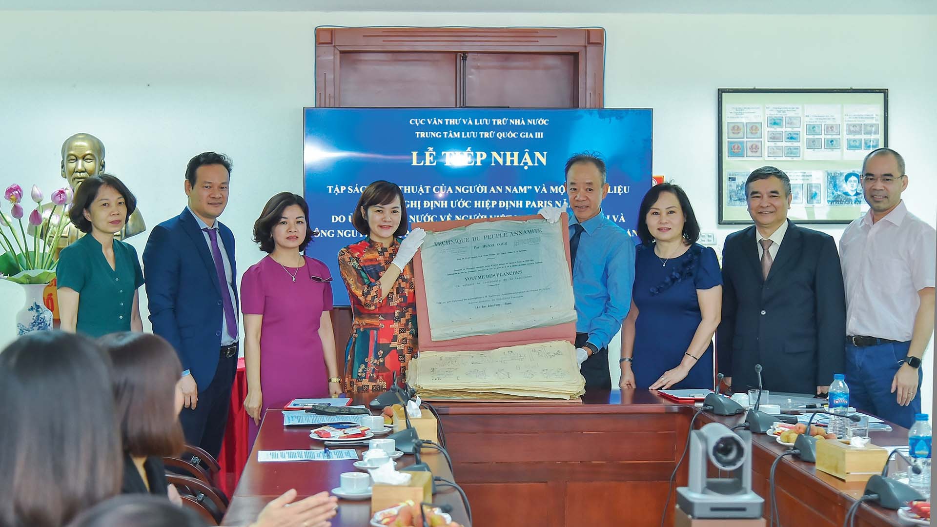 Ông Nguyễn Thiệp, nguyên Đại sứ Việt Nam tại Pháp trao album ảnh “Kỹ thuật của người An Nam” về các ngành nghề ở Việt Nam đầu thế kỷ XX và danh sách các tài liệu dạng âm thanh về Hội nghị Định ước Hiệp định Paris 1973 do Bộ Ngoại giao Pháp cung cấp cho Trung tâm Lưu trữ Quốc gia III. Ông Nguyễn Thiệp, nguyên Đại sứ Việt Nam tại Pháp trao album ảnh “Kỹ thuật của người An Nam” về các ngành nghề ở Việt Nam đầu thế kỷ XX và danh sách các tài liệu dạng âm thanh về Hội nghị Định ước Hiệp định Paris 1973 do Bộ Ngoại giao Pháp cung cấp cho Tr