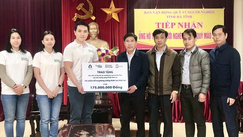 Vietnam Beverage và C asean trao vật phẩm hỗ trợ phòng chống thiệt hại thiên tai cho các trường học tại miền Trung