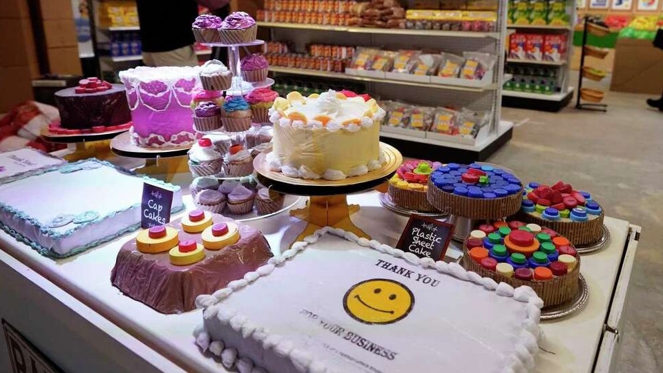 Mỹ: Cửa hàng tạp phẩm trưng bày hàng hóa làm từ túi nhựa thải