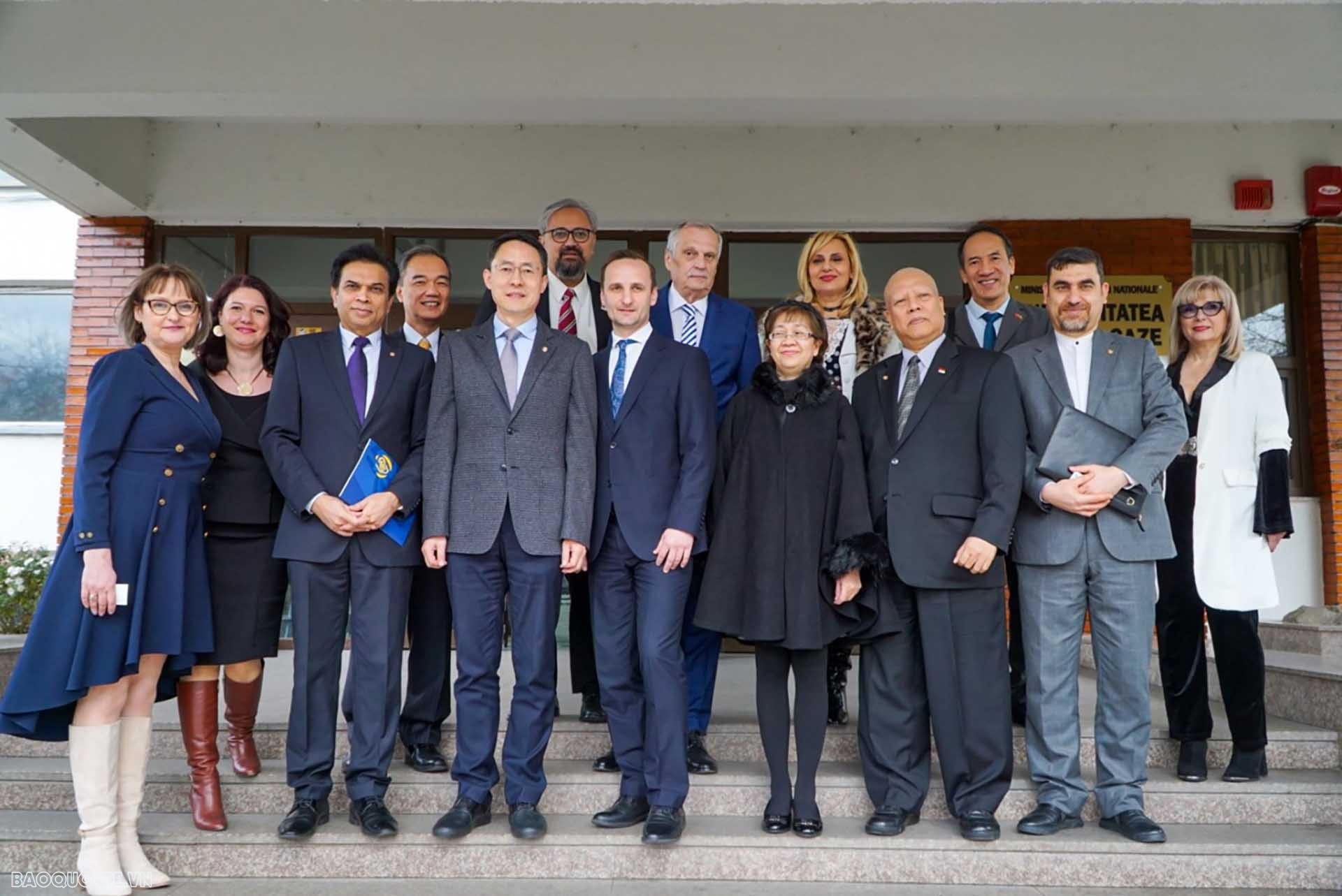 Các Đại sứ chụp ảnh với ông Alin Dinita, hiệu trưởng và Ban giám hiệu trường Đại học Dầu khí. Các Đại sứ chụp ảnh với ông Alin Dinita, hiệu trưởng và Ban giám hiệu trường Đại học Dầu khí.