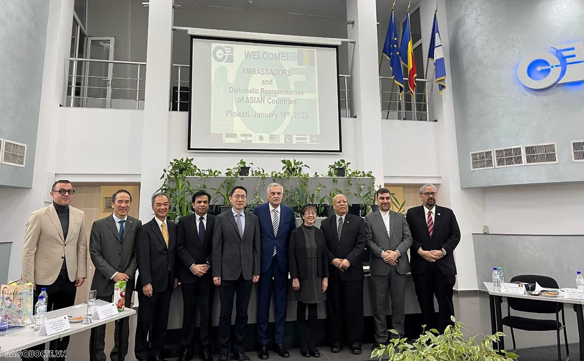 Các Đại sứ chụp ảnh chung với lãnh đạo Phòng Thương mại và Công nghiệp Prahova. Các Đại sứ chụp ảnh chung với lãnh đạo Phòng Thương mại và Công nghiệp Prahova.