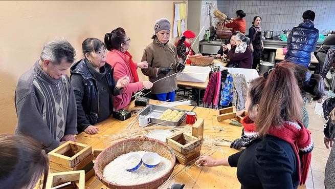 Xuân Quý Mão 2023: Gói bánh chưng - Giữ hồn dân tộc trên đất khách