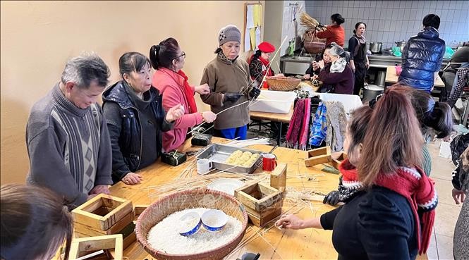 Xuân Quý Mão 2023: Bánh chưng – Giữ hồn dân tộc trên đất khách. (Nguồn: TTXVN)