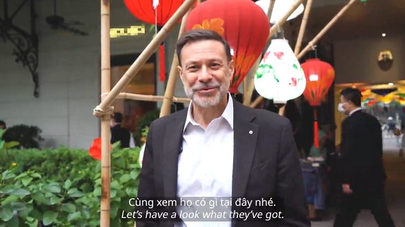 Đại sứ Australia viết câu đối, gói bánh chưng và gửi lời chúc Tết Nguyên đán đến Việt Nam