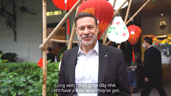 Đại sứ Australia viết câu đối, gói bánh chưng và gửi lời chúc Tết Nguyên đán đến Việt Nam