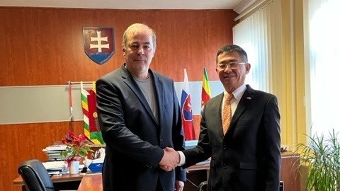 Đại sứ Nguyễn Tuấn thăm lại nơi lưu giữ bút tích của Chủ tịch Hồ Chí Minh tại Slovakia