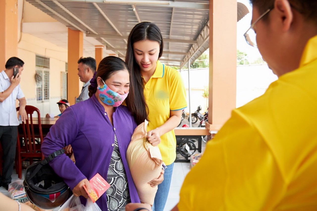 Hoa hậu, Á hậu đem yêu thương đến người nghèo trước thềm năm mới
