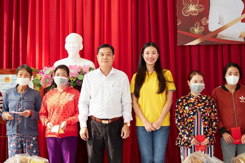 Hoa hậu, Á hậu đem yêu thương đến người nghèo trước thềm năm mới