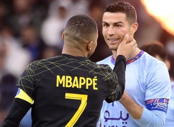 C.Ronaldo bị sưng mặt và hành động bất ngờ của Mbappe C.Ronaldo bị sưng mặt và hành động bất ngờ của Mbappe