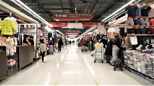 Khu nhà mới xây, khang trang, sạch đẹp ở chợ Sadovod có biển chỉ dẫn bằng tiếng Việt. 