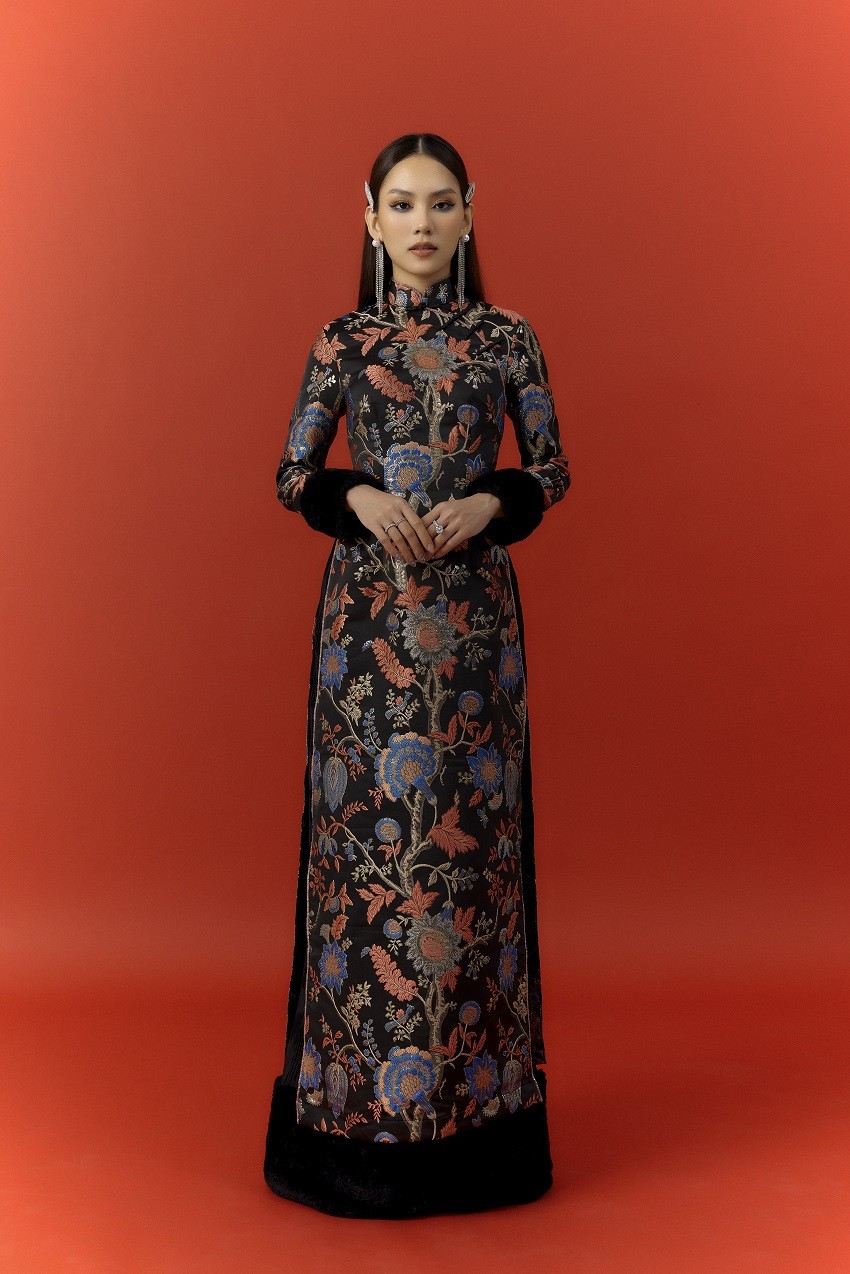 Hoa hậu Mai Phương khoác trên mình những bộ cánh mang hơi thở truyền thống, như “vẽ” nên bức tranh ngày Tết đậm chất Việt Nam.