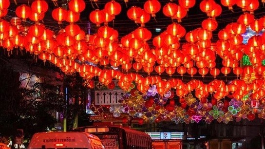 Ấm áp hình ảnh người châu Á trang hoàng đón Tết Quý Mão 2023