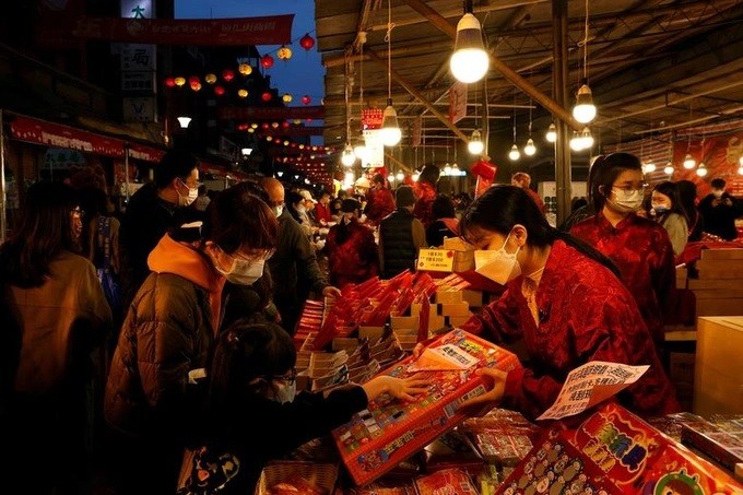 Người châu Á tất bật chuẩn bị đón Tết Quý Mão 2023 Người châu Á tất bật chuẩn bị đón Tết Quý Mão 2023