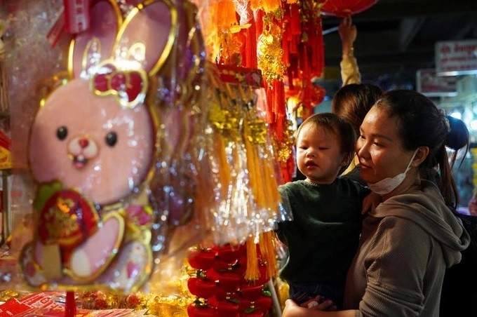 Người châu Á tất bật chuẩn bị đón Tết Quý Mão 2023 Người châu Á tất bật chuẩn bị đón Tết Quý Mão 2023