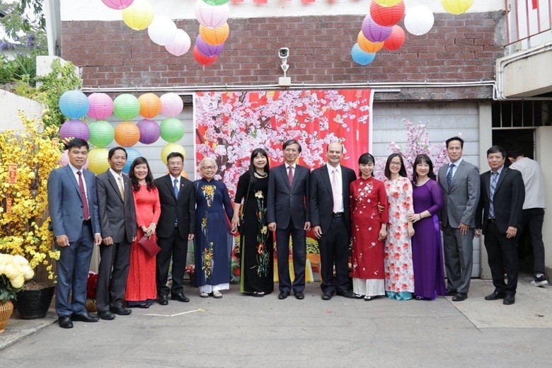 Cán bộ nhân viên Đại sứ quán Việt Nam tại Australia chụp ảnh kỷ niệm cùng một số bà con Việt kiều tại chương trình Xuân Quê hương diễn ra ngày 15/1 vừa qua (Ảnh: ĐSQ Việt Nam tại Australia) 