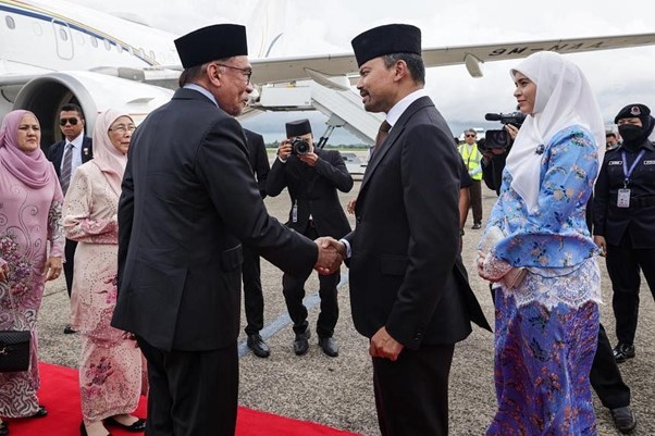 Thái tử Brunei Al-Muhtadee Billah Bolkiah đã chủ trì lễ đón chính thức dành cho Thủ tướng Malaysia Anwar Ibrahim ngay sau khi chuyên cơ chở Thủ tướng và phu nhân hạ cánh xuống sân bay quốc tế Brunei vào lúc 3h13 ngày 24/1. (Nguồn: Bernama)