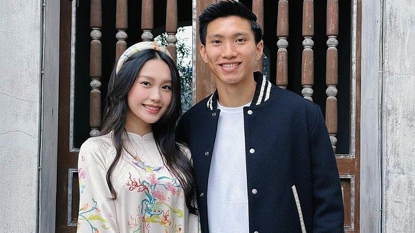 Tuyển thủ Việt du Xuân: Đoàn Văn Hậu sánh đôi cùng Doãn Hải My, Quế Ngọc Hải lịch lãm bên gia đình