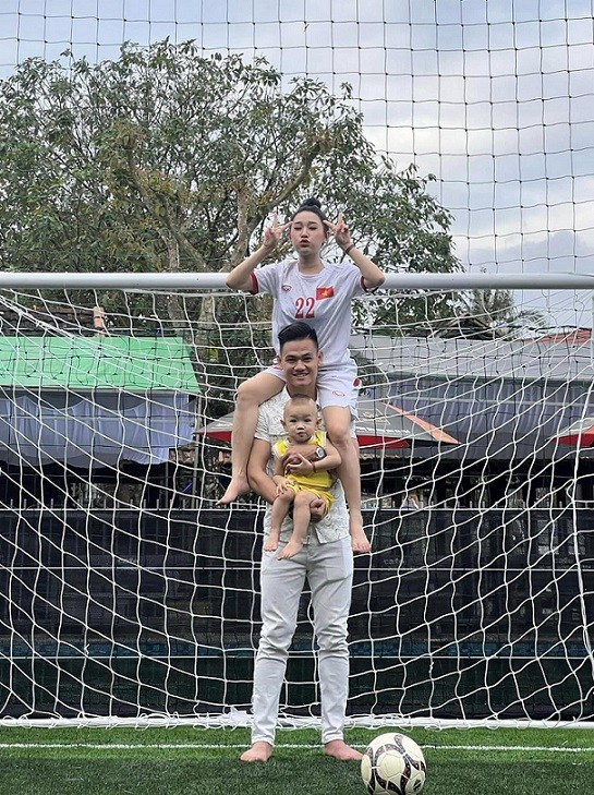 Hậu vệ Hồ Tấn Tài cùng bà xã Phạm Hiếu và con trai ra sân bóng ở xã Ân Nghĩa, huyện Hoài Ân, tỉnh Bình Định chụp ảnh. Đây là nơi gắn liền với những trận bóng tuổi thơ của hậu vệ CLB Bình Định.